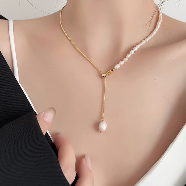 Collana in catena di ottone con perla barocca d'acqua dolce