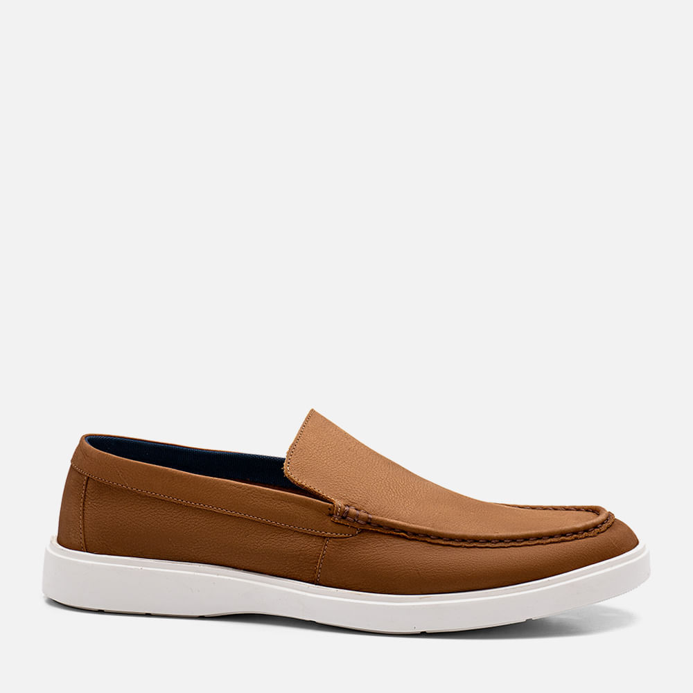 Sapato Casual tipo Mocassim sem Amarração Feito em Couro Nobuk Selaria Solado Borracha Gel Calce Prático Masculino Milano Tan 13428